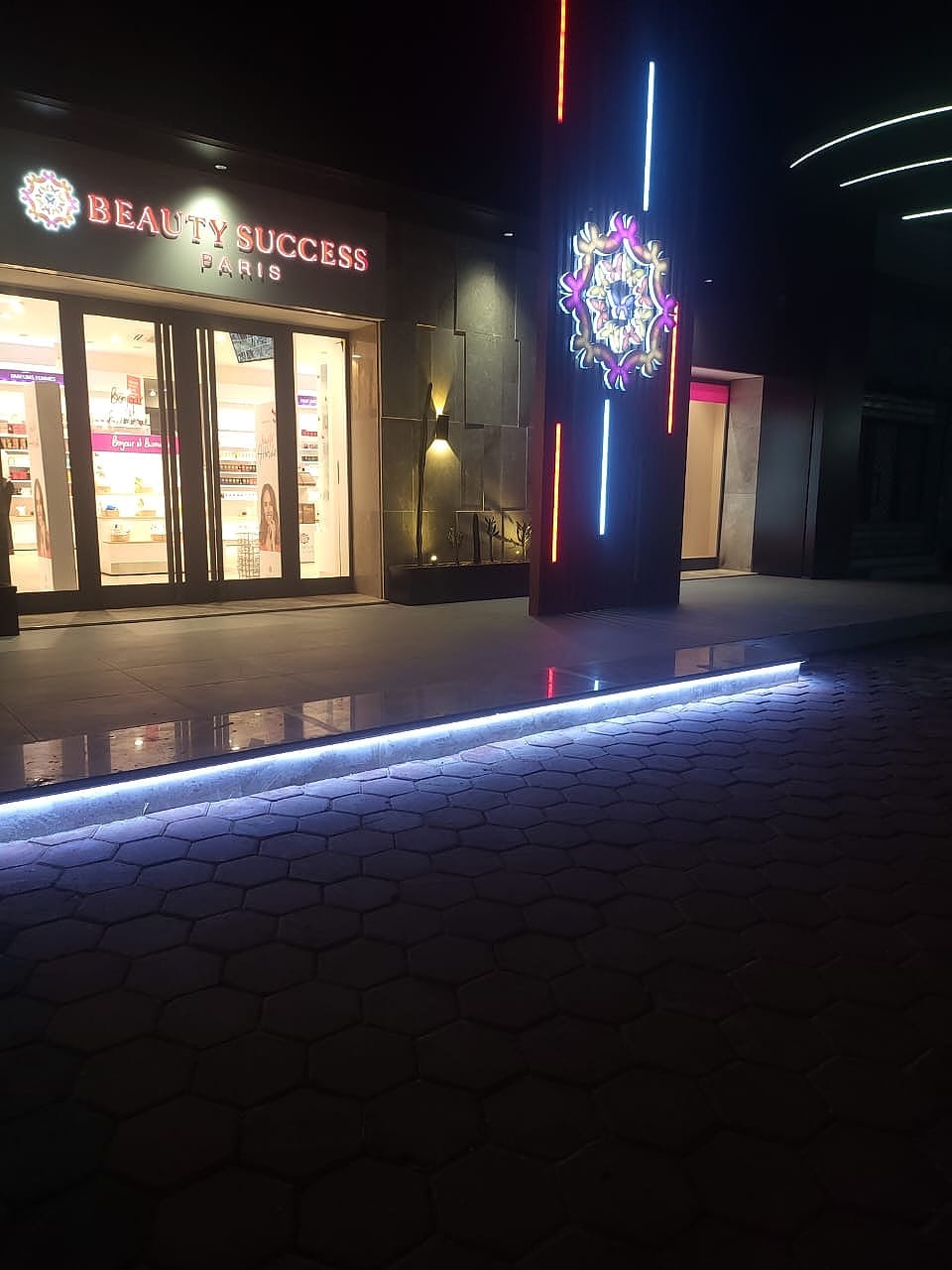 Beauty Success - façade et logo lumineux